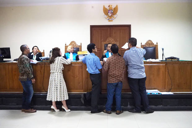 Suasana sidang gugatan warga dan Greenpeace terkait izin pembangunan PLTU Celukan Bawang tahap II di PTUN Denpasar, Bali, 9 Mei 2018. (Anton Muhajir/BeritaBenar)