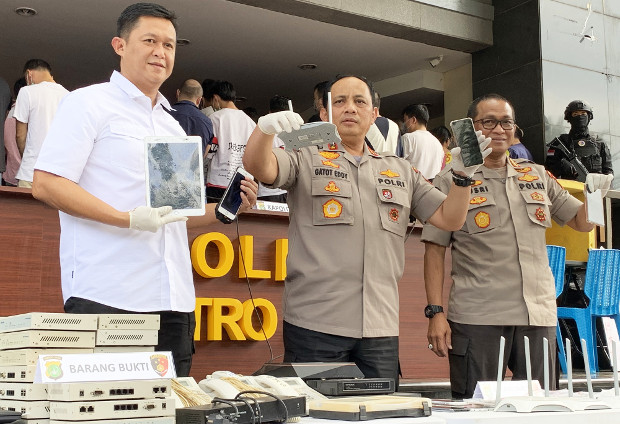 Kepala Kepolisian Daerah Metro Jaya Irjen Pol Gatot Eddy (tengah) memamerkan barang bukti kasus penipuan warga China dalam jumpa pers di Mapolda Metro Jaya, Jakarta, 26 November 2019. (Arie Firdaus/BeritaBenar)