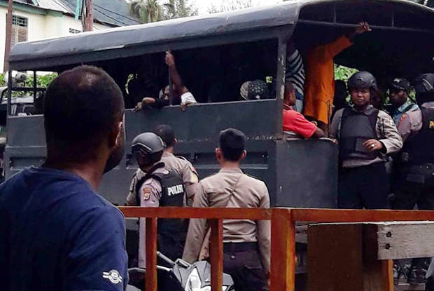 Polisi menangkap para pengunjuk rasa dukungan kepada ULMWP di Sentani, Papua, 4 September 2018. (Benny Mawel/BeritaBenar)