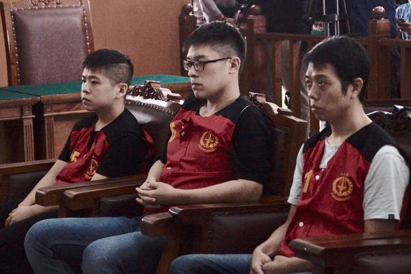 Tiga warga Taiwan kasus penyeludupan narkoba (kiri ke kanan) Liao Guan Yu, Chen Wei Cyuan, Hsu Yung Li dalam persidangan di Pengadilan Negeri Jakarta Selatan, 26 April 2018. (Arie Firdaus/BeritaBenar)