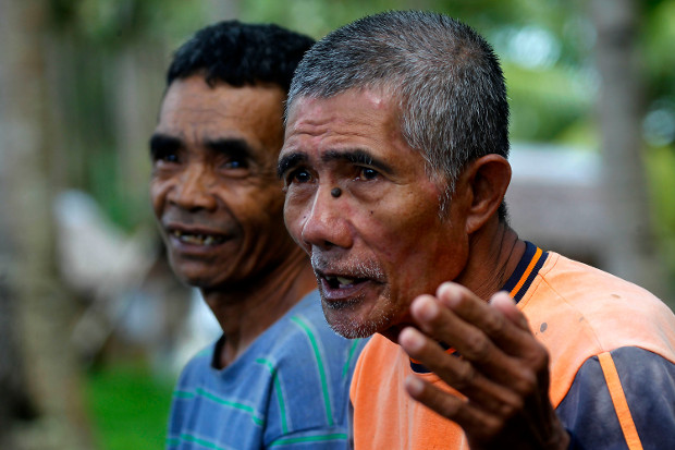 Kere  Tahidaki (kanan) berbicara dalam sebuah pertemuan di Desa Pangyan, Glan, Provinsi Sarangani di Filipina selatan didampingi tetangganya yang juga asal Indonesia, Martin Ampager, 11 Januari 2018. (Mark Navales/BeritaBenar)