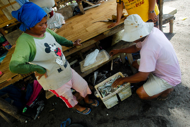 Suami istri asal Indonesia, Darius Samao dan Morella Samao, mengecek hasil tangkapan mereka hari itu di Desa Pangyan, Glan, Provinsi Sarangani, Filipina selatan, 11 Januari 2018. (Mark Navales/BeritaBenar)