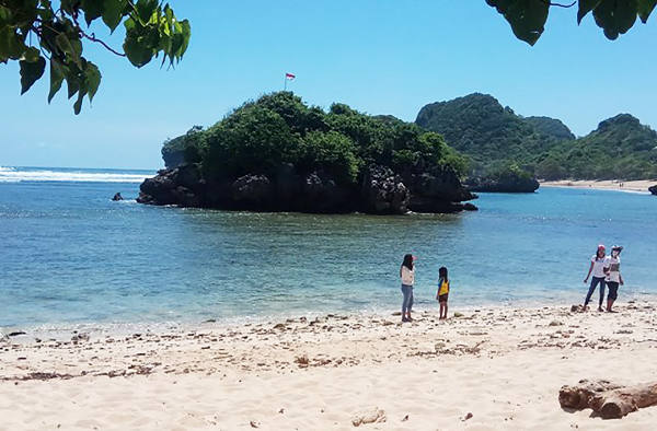 Pengunjung sedang menikmati pantai Gatra di Kabupaten Malang, Jawa Timur, 19 November 2017. (Eko Widianto/BeritaBenar)