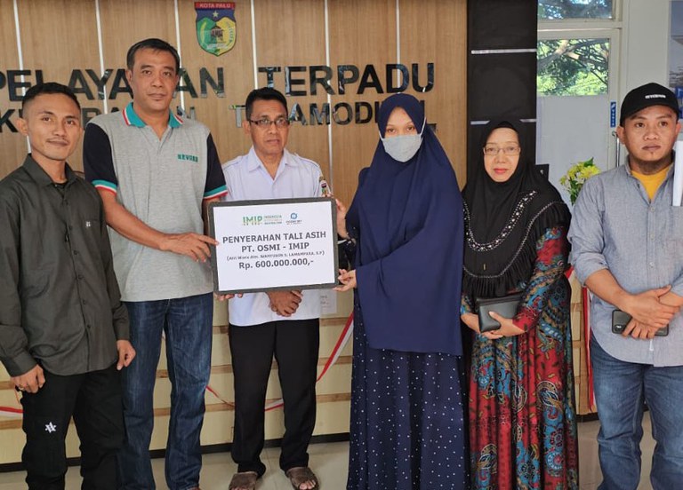 Ahli waris pekerja PT Indonesia Tsingshan Stainless Steel yang meninggal dunia (kanan) menerima secara simbolis santunan duka dalam bentuk tali asih Rp600 juta dari pihak PT Indonesia Morowali Industrial Park (IMIP) di Palu, Sulawesi Tengah, 27 Desember 2023. [Wahyu/BenarNews]