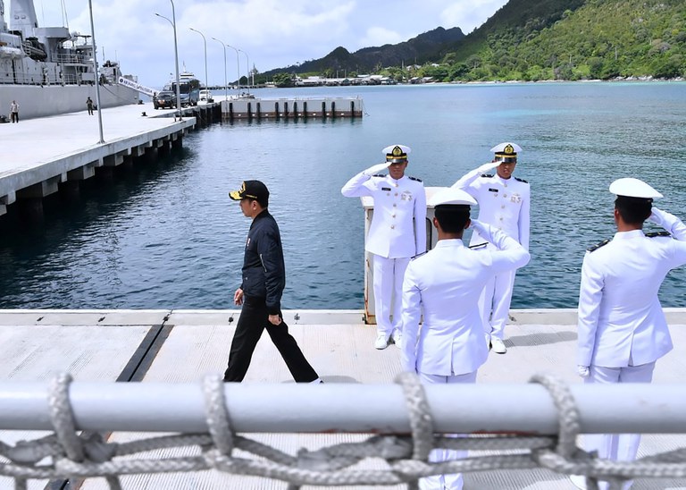 Gambar selebaran yang diambil dan dirilis pada 8 Januari 2020 oleh Istana Kepresidenan ini memperlihatkan Presiden Indonesia Joko Widodo (kiri) saat berkunjung ke pangkalan militer di kepulauan Natuna yang berbatasan dengan Laut China Selatan. Beberapa hari sebelumnya sejumlah kapal China ditemukan berlayar di sekita zona ekonomi eksklusif Indonesia. [Selebaran/Istana Kepresidenan/AFP]