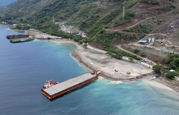 Pemandangan perahu nelayan berganti jadi tongkang