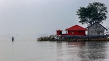 Ratusan warga pantai Karawang menanti asa setelah kehilangan rumah akibat abrasi