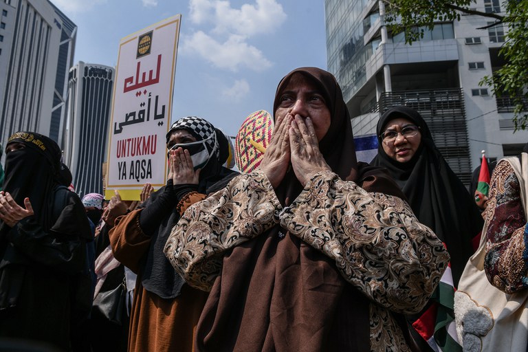 16 MY-GZ-IL-Anwar-Palestinians1.jpg