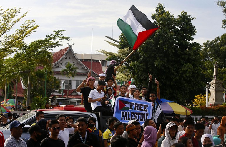 16 MY-GZ-IL-Anwar-Palestinians3.jpg