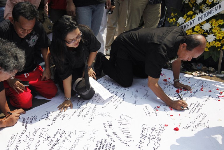 2009-07-20T120000Z_1104441657_GM1E57K17HQ01_RTRMADP_3_INDONESIA-EXPLOSIONS.JPG