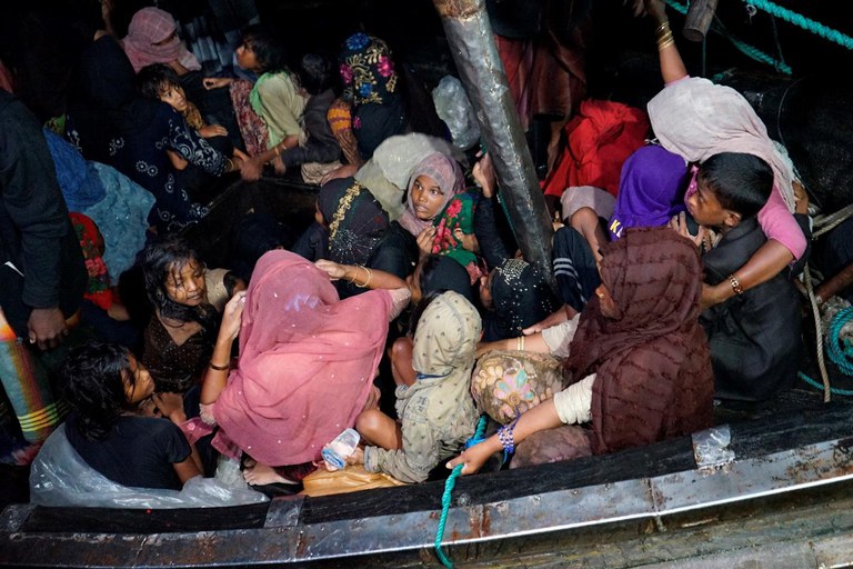 Pelarian Rohingya duduk di dalam sebuah bot yang hanyut selama beberapa hari ketika ia tiba di Pelabuhan Krueng Geukueh di Acheh Utara, Indonesia, 31 Dis 2021. [Rahmat Mirza/AP]