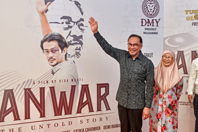 Perdana Menteri Malaysia Anwar Ibrahim dan isteri Wan Azizah tiba ke tayangan perdana filem ‘Anwar: The Untold Story’ di Kuala Lumpur, 8 Mei 2023. [Arif Kartono/AFP]