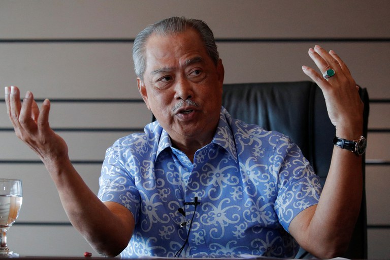 Pemimpin pembangkang dan bekas Perdana Menteri Malaysia Muhyiddin Yassin bercakap kepada media di Kuala Lumpur, 27 Julai 2023. [Hasnoor Hussain/Reuters]