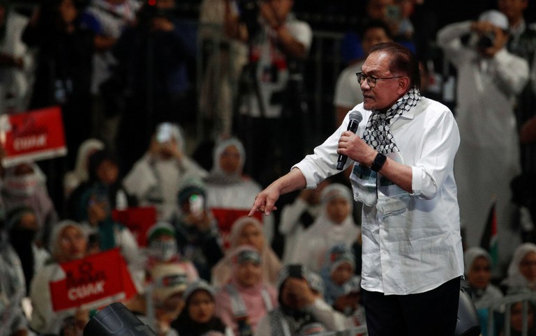 Perdana Menteri Malaysia Anwar Ibrahim berucap pada perhimpunan bagi menunjukkan sokongan kepada rakyat Palestini susulan peningkatan konflik di antara Israel dan Hamas di Kuala Lumpur, 24 Okt 2023. [Hasnoor Hussain/Reuters]