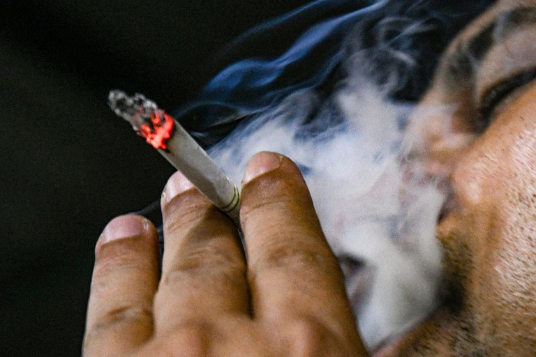 Seorang lelaki menghisap rokok di luar sebuah restoran di Kajang, Selangor, 30 Nov 2023. [S.Mahfuz/BenarNews]