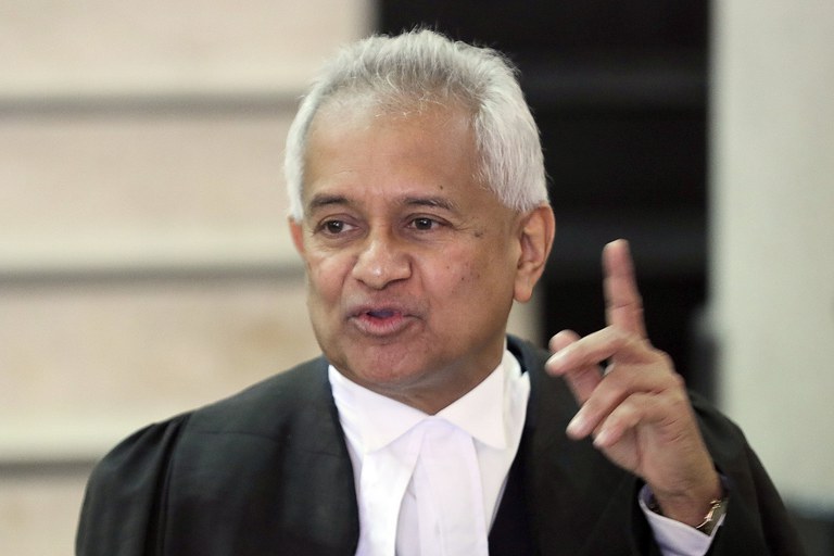 Tommy Thomas, bekas Peguam Negara Malaysia, berkata negara itu boleh mengemukakan hujah bahawa geran 1878 tidak lagi sah selepas Malaysia mencapai kemerdekaan dari Britain pada 1963. [Vincent Thian/fail Associated Press]