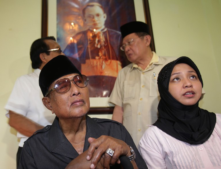 Individu yang mendakwa sebagai Sultan Sulu, Jamalul Kiram III, kiri, mengadakan sidang akhbar di samping anak perempuannya, Puteri Jacel, di Manila, Filipina, 1 April 2013. Pencerobohan itu diketuai oleh adik Kiram iaitu Raja Muda Agbimuddin Kiram. [Aaron Favila/Associated Press]