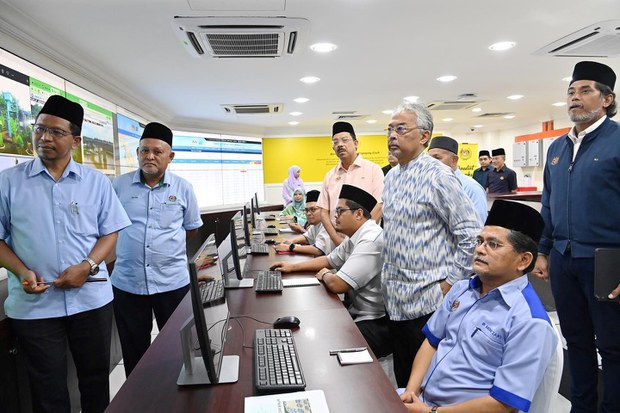 Agong lawat pusat ramalan dan amaran banjir ketika UMNO terus desak PRU awal