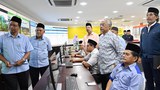 Agong lawat pusat ramalan dan amaran banjir ketika UMNO terus desak PRU awal