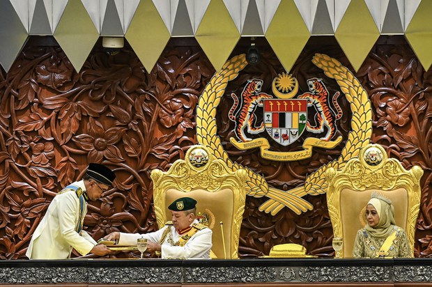 Agong beri amaran Ahli Parlimen jangan ganggu kestabilan politik negara Agong beri amaran Ahli Parlimen jangan ganggu kestabilan politik negara