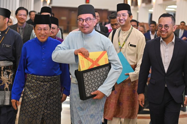 PM Malaysia beri tumpuan kepada hubungan ekonomi yang lebih kukuh semasa lawatan ke China PM Malaysia beri tumpuan kepada hubungan ekonomi yang lebih kukuh semasa lawatan ke China