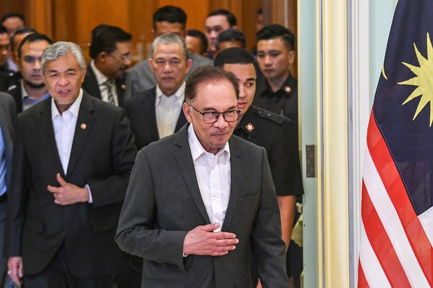 Anwar serta Kabinetnya setuju potong gaji 20 peratus