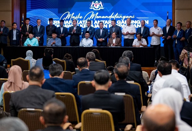 Parti-parti dalam kerajaan meterai perjanjian sebelum undi percaya di Parlimen Parti-parti dalam kerajaan meterai perjanjian sebelum undi percaya di Parlimen