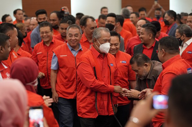 Azam Baki sahkan SPRM beku beberapa akaun parti Bersatu Azam Baki sahkan SPRM beku beberapa akaun parti Bersatu