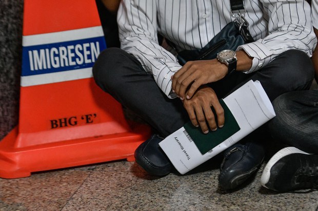 SPRM tahan pegawai Imigresen kaut rasuah RM100 juta SPRM tahan pegawai Imigresen kaut rasuah RM100 juta