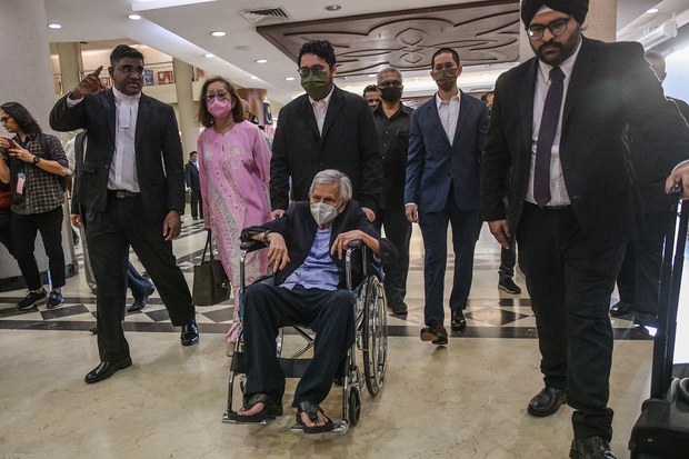 Daim Zainuddin, isteri buat laporan polis, dakwa PM Anwar salah guna kuasa
