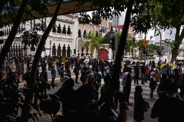 Protes Jalanan: Polis KL Tutup Operasi 25 Stesen Keretapi, Rel, Lencong Jalan Protes Jalanan: Polis KL Tutup Operasi 25 Stesen Keretapi, Rel, Lencong Jalan