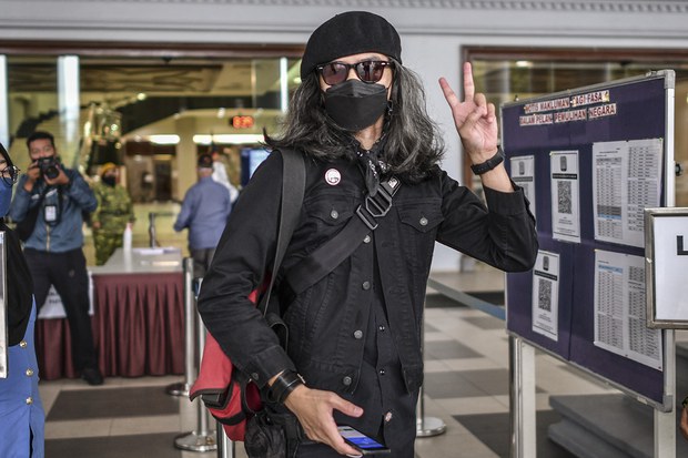 Fahmi Reza Didakwa Di Mahkamah Kes Muatnaik Karya Bersifat Menghina Fahmi Reza Didakwa Di Mahkamah Kes Muatnaik Karya Bersifat Menghina