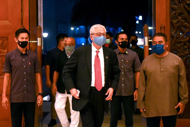 UMNO Yang Dicemari Skandal Kembali Berkuasa Di Malaysia