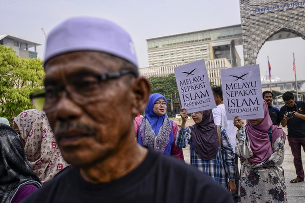 Warga Net Malaysia Pertikai Poster JAKIM Berkaitan Larangan Hina Sultan Warga Net Malaysia Pertikai Poster JAKIM Berkaitan Larangan Hina Sultan