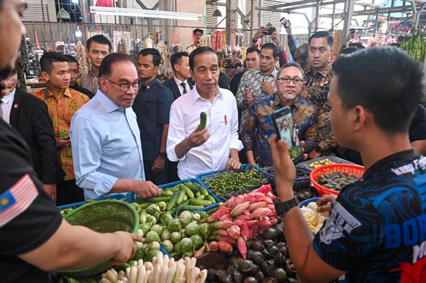 Presiden Jokowi disambut meriah pekerja migran Indonesia semasa lawat Chow Kit Presiden Jokowi disambut meriah pekerja migran Indonesia semasa lawat Chow Kit