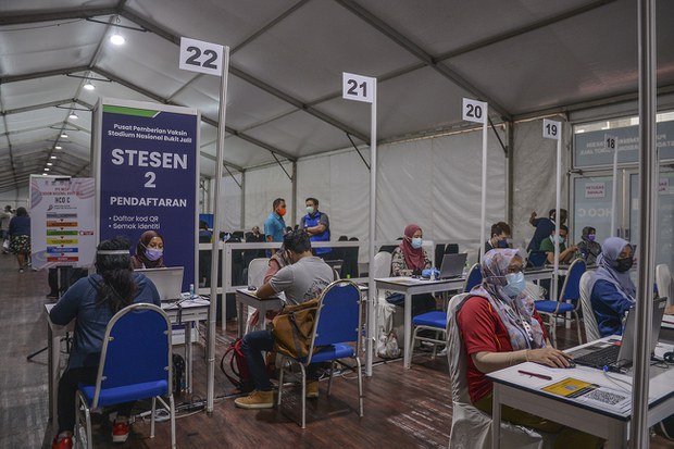 Malaysia Tutup Pusat Vaksinasi Selepas 200 Petugas Dijangkiti COVID-19 Malaysia Tutup Pusat Vaksinasi Selepas 200 Petugas Dijangkiti COVID-19