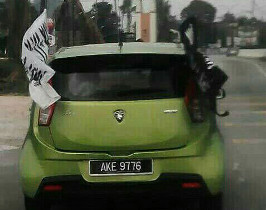 Kereta yang dipercayai dipandu oleh suspek dengan dua bendera dikaitkan dengan kumpulan pengganas pada kenderaan itu. Beliau kemudiannya merempuh perhentian bas berdekatan sebelum ditahan Polis di Ipoh, Perak, 25 April 2016. 