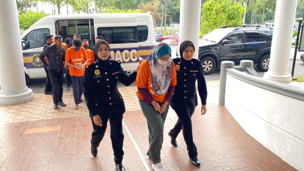 SPRM tahan 37 lagi penguat kuasa disyaki seludup warga asing SPRM tahan 37 lagi penguat kuasa disyaki seludup warga asing