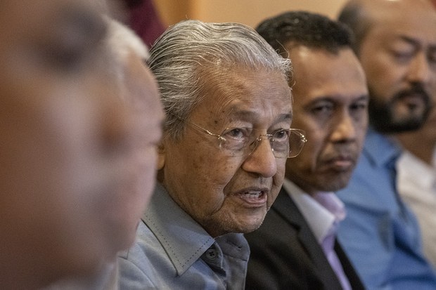 UMNO akan tergesa-gesa bebaskan Najib melalui pengampunan diraja, kata Mahathir UMNO akan tergesa-gesa bebaskan Najib melalui pengampunan diraja, kata Mahathir