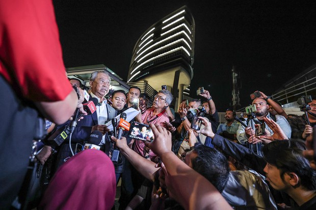 Bekas PM Malaysia Muhyiddin Yassin ditahan atas dakwaan rasuah, diikat jamin Bekas PM Malaysia Muhyiddin Yassin ditahan atas dakwaan rasuah, diikat jamin