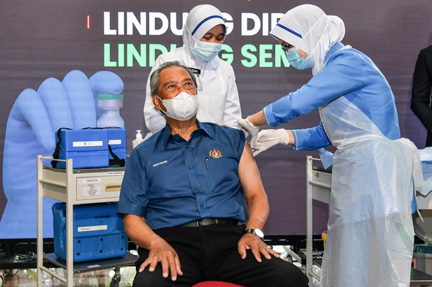 PM Muhyiddin Yassin Penerima Pertama Suntikan Vaksin COVID-19 Di Malaysia PM Muhyiddin Yassin Penerima Pertama Suntikan Vaksin COVID-19 Di Malaysia