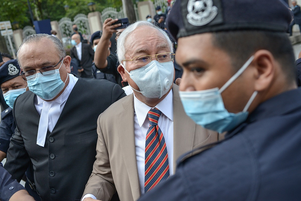 Bekas Perdana Menteri Malaysia Najib Razak tiba di Mahkamah Tinggi Kuala Lumpur untuk keputusan perbicaraan kes rasuah pertamanya yang berkaitan dengan skandal kewangan melibatkan anak syarikat 1MDB, SRC International, 28 Julai 2020. 
