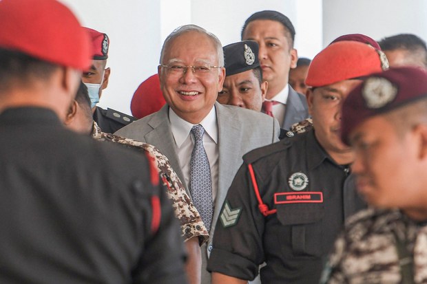Najib Razak mohon semak titah tambahan benarkan tahanan rumah Najib Razak mohon semak titah tambahan benarkan tahanan rumah