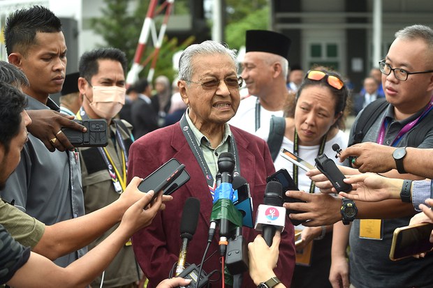 Mahathir dakwa Anwar-Zahid ada pakatan sulit bebaskan kes mahkamah Mahathir dakwa Anwar-Zahid ada pakatan sulit bebaskan kes mahkamah
