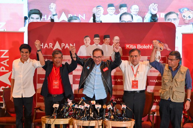 PRU Malaysia tiada pemenang jelas, dua blok pembangkang bersaing sengit PRU Malaysia tiada pemenang jelas, dua blok pembangkang bersaing sengit