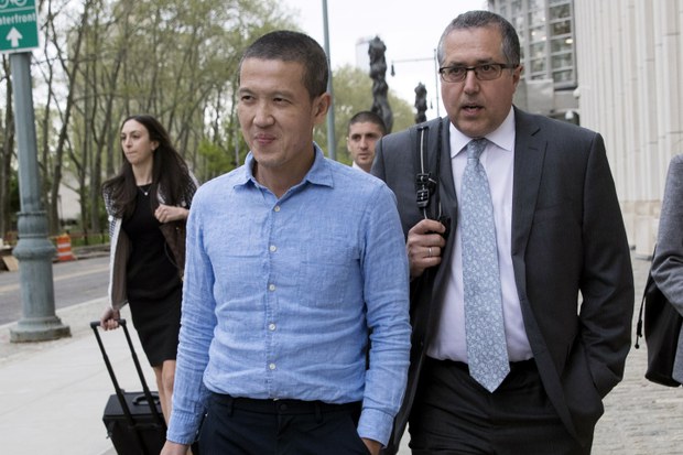 Bekas pegawai bank Goldman Sachs Roger Ng diekstradisi ke Malaysia untuk perbicaraan 1MDB Bekas pegawai bank Goldman Sachs Roger Ng diekstradisi ke Malaysia untuk perbicaraan 1MDB