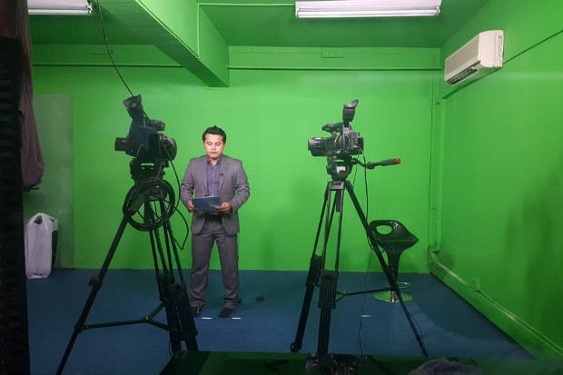     Penyampai dan pemberita Ajmeer Omar merakam satu laporan secara langsung di studio Rohingya Vision TV di Ampang, Kuala Lumpur. [Ihsan Rohingya Vision TV]