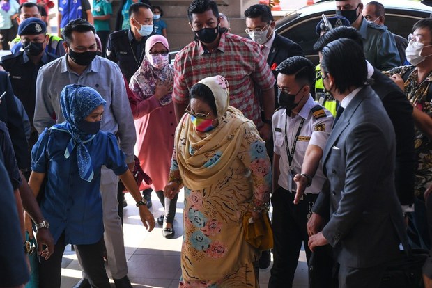 Mahkamah Malaysia Perintah Isteri Bekas Perdana Menteri Bela Diri Kes Rasuah AS$309 Juta Mahkamah Malaysia Perintah Isteri Bekas Perdana Menteri Bela Diri Kes Rasuah AS$309 Juta