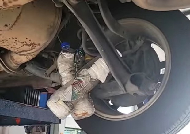 Bom dipercayai buatan sendiri ditemui bawah kereta peguam dan aktivis Siti Kasim Bom dipercayai buatan sendiri ditemui bawah kereta peguam dan aktivis Siti Kasim