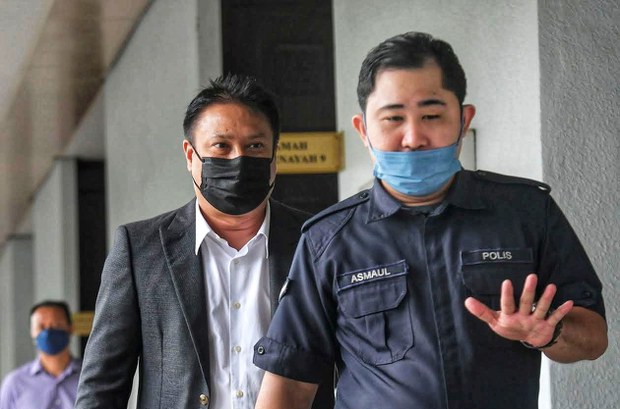 Pengarah syarikat didakwa cuba sogok menteri RM7.5 juta Pengarah syarikat didakwa cuba sogok menteri RM7.5 juta